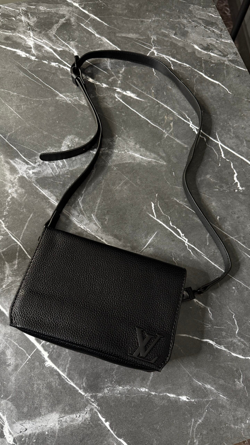 LV NEGRO CUADRADO